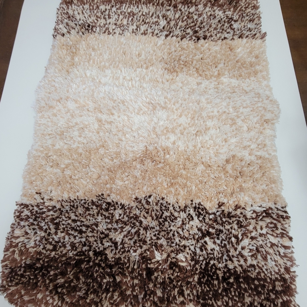 NWOT Luxurious Shaggy Bathroom Rug in Cream and Brown